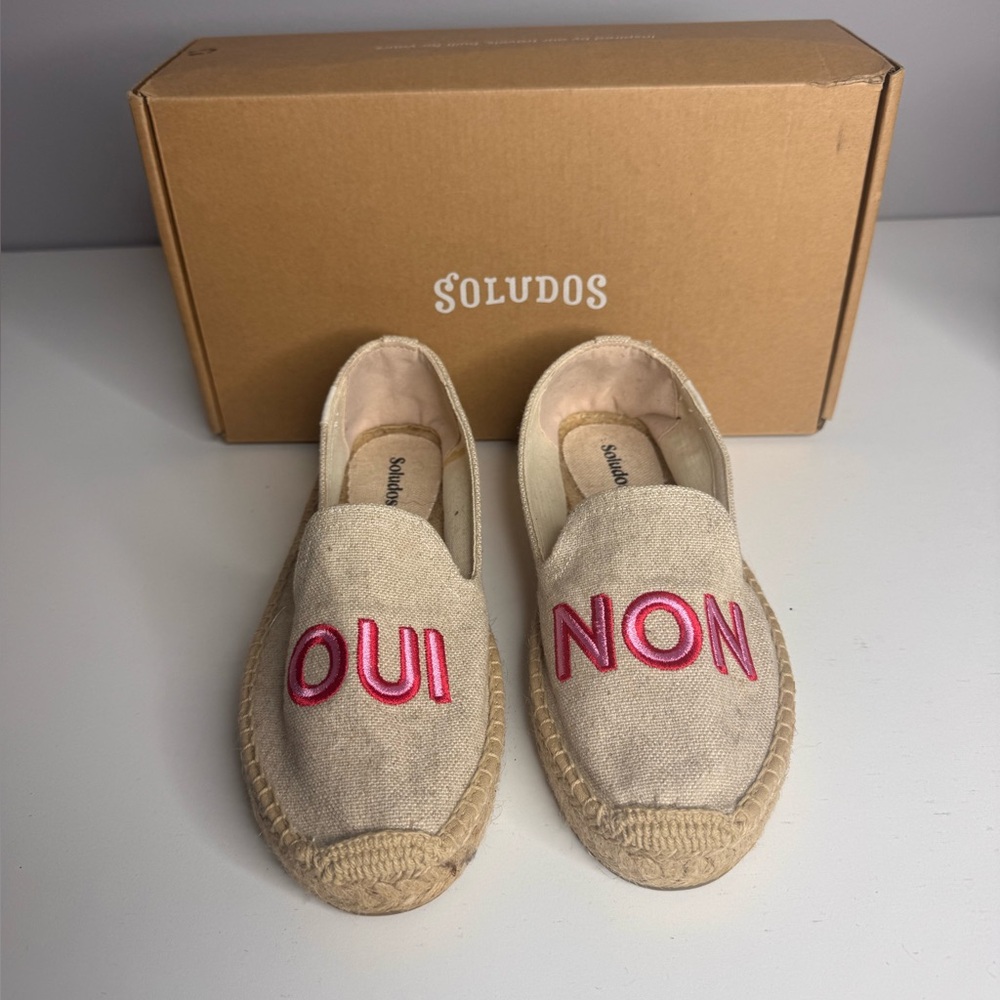 Soludos Oui Non Espadrille flats, featuring embroidered "OUI" and "NON" Size 6